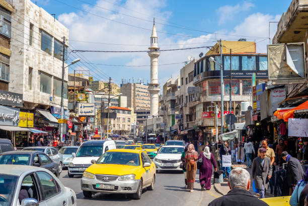 blick auf die straße von amman, der hauptstadt von jordan - jordan amman market people stock-fotos und bilder