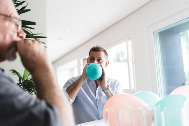 balão de sopro do partido do homem - blowing a balloon - fotografias e filmes do acervo