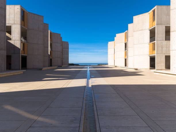 Water Feature Bifurcates Plaza - Salk Institute - fotografia de stock