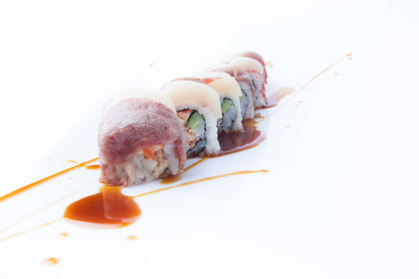 wagyu roll, рисовый рулет обжаренного ито вагью, фаршированный луком соте в говяжьем соусе, япнесское меню - nigri sushi стоковые фото и изображения
