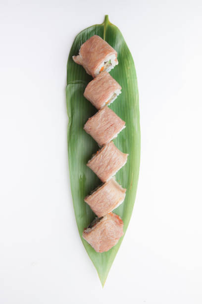 wagyu roll, рисовый рулет обжаренного ито вагью, фаршированный луком соте в говяжьем соусе, японская еда - nigri sushi стоковые фото и изображения
