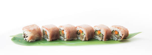 wagyu roll, reis rolle von gesägt ito wagyu gefüllt mit saße zwiebel in rindersauce, japanisches essen - nigri sushi stock-fotos und bilder