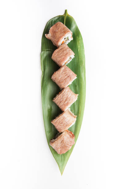 wagyu roll, reis rolle von gesägt ito wagyu gefüllt mit saße zwiebel in rindersauce, japanisches essen - nigri sushi stock-fotos und bilder
