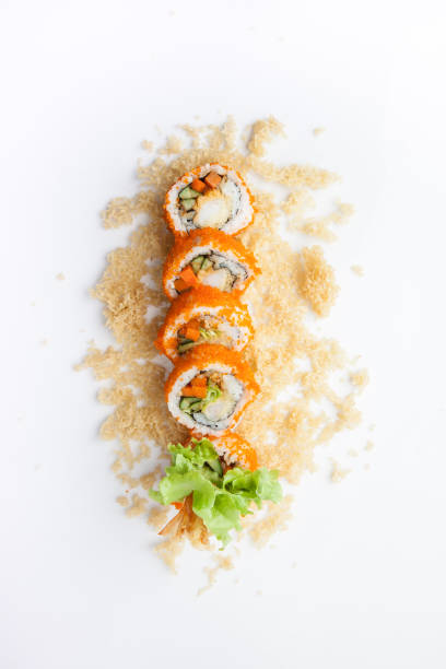 rolo crunchy, rolo do arroz do tempura do camarão com molho picante do miso, alimento japonês - appetizer asia carrot maki sushi - fotografias e filmes do acervo