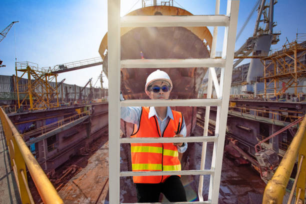 climbing at risk - crane shipyard construction pulley imagens e fotografias de stock