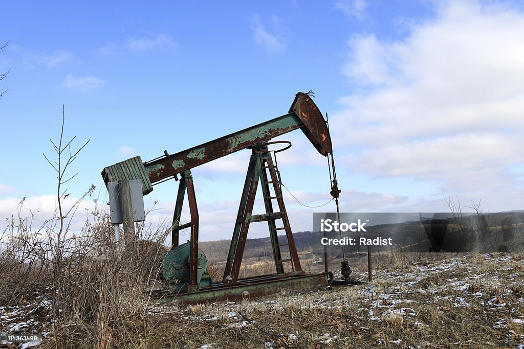 Unità di pompaggio del petrolio - Foto stock royalty-free di Ambientazione esterna