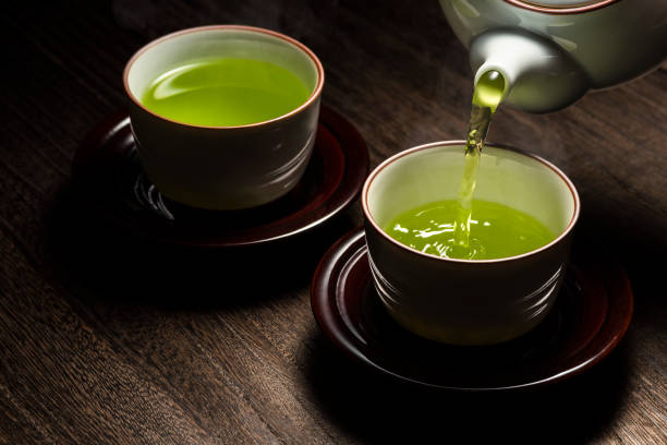 versez le thé vert - green tea photos et images de collection