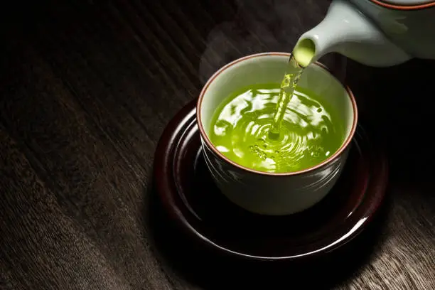 Pour green tea