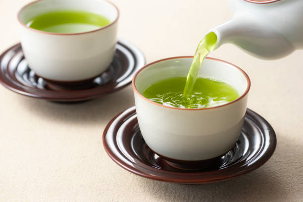 grüner tee gießen - japanese tea cup stock-fotos und bilder
