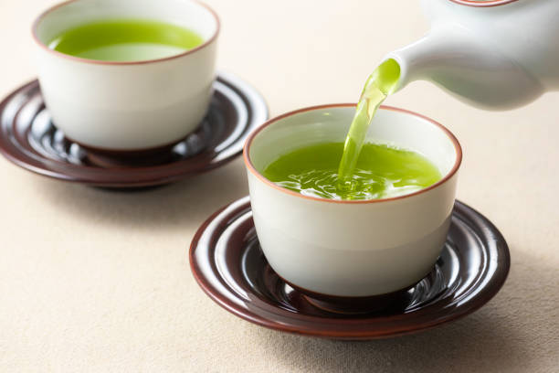 緑茶を注ぐ - 温かいお茶 ストックフォトと画像