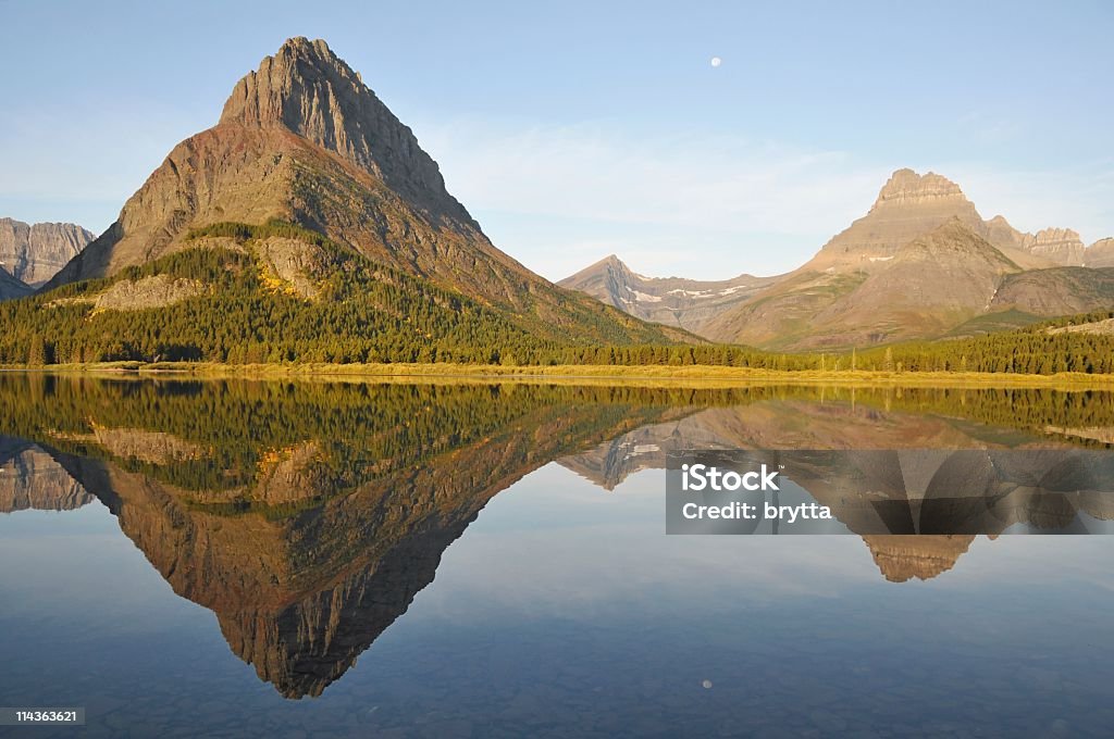 Mount Grinnel odzwierciedlenie w Swiftcurrent Lake - Zbiór zdjęć royalty-free (Ameryka)