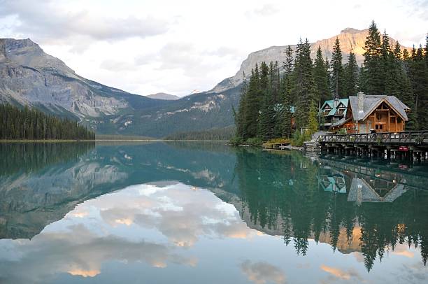 lac emerald lake avec lodge, le parc national de yoho, colombie-britannique, canada - british columbia canada lake emerald lake photos et images de collection