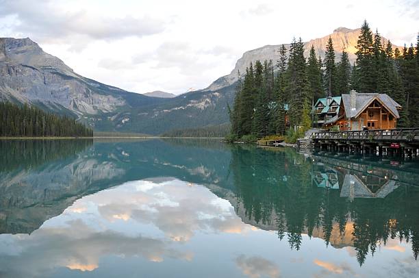 chalé de lago de esmeralda com, parque nacional de yoho, colúmbia britânica, canad�á - british columbia canada lake emerald lake imagens e fotografias de stock