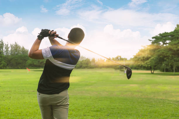 nahe oben fährt golfer mit leichtem fackeln auf den grünen platz. - golf green practicing sports training stock-fotos und bilder