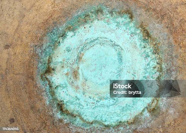 Foto de Venenosa Azulverde Pátina Formada Em Cobre Latão E Bronze e mais fotos de stock de Cobre