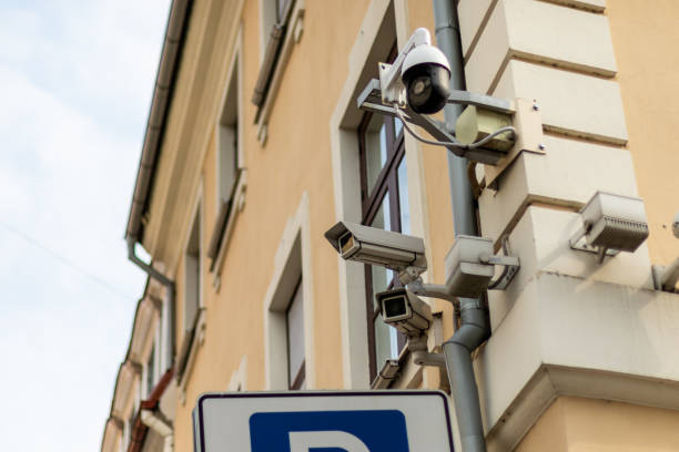 trzy kamery bezpieczeństwa widok frontalny na ścianie budynku - mounted guard zdjęcia i obrazy z banku zdjęć