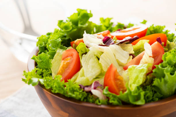 salade - morning tomato lettuce vegetable photos et images de collection