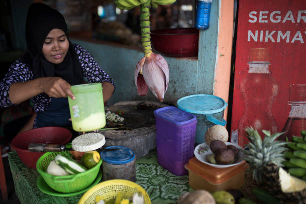 салат из фруктов или rujak с арахисовым соусом - sabang стоковые фото и изображения