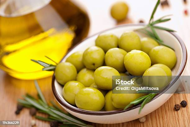 Foto de Verde Azeitonas e mais fotos de stock de Amarelo - Amarelo, Azeitona, Azeitona Verde