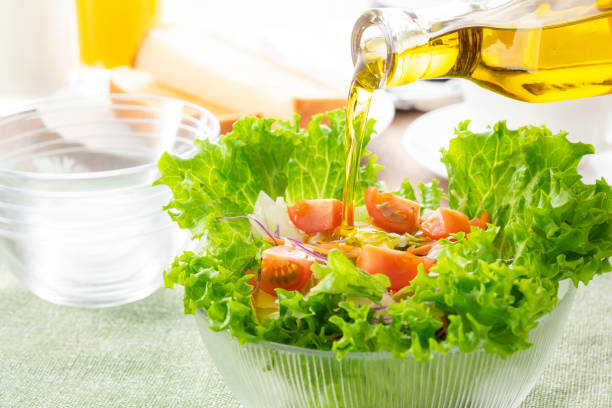 applicare l'olio d'oliva sull'insalata - morning tomato lettuce vegetable foto e immagini stock