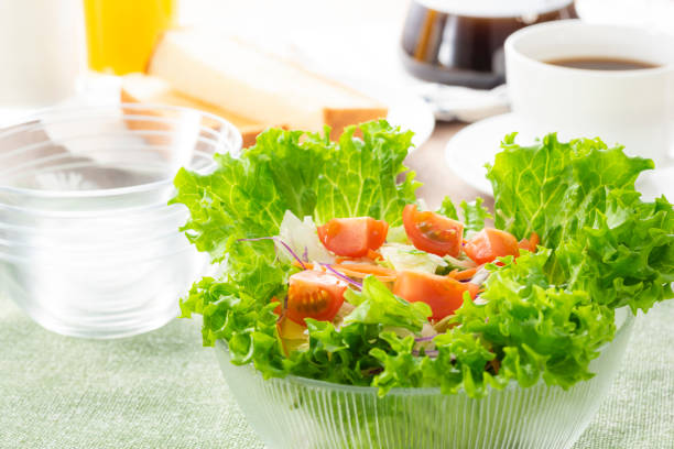 salade de petit déjeuner - morning tomato lettuce vegetable photos et images de collection