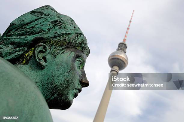 Radio Tower In Berlin Mit Neptunes Fountain Stockfoto und mehr Bilder von Alexanderplatz - Alexanderplatz, Antenne, Architektur