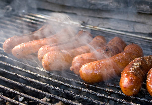 grill di salsicce. - sausage knackwurst food bratwurst foto e immagini stock