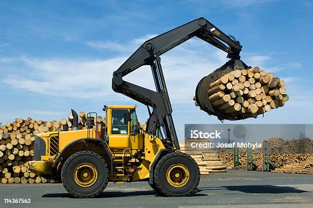 Foto de Carregando Madeireira e mais fotos de stock de Depósito de Madeira - Depósito de Madeira, Agarrar, Carregamento - Atividade