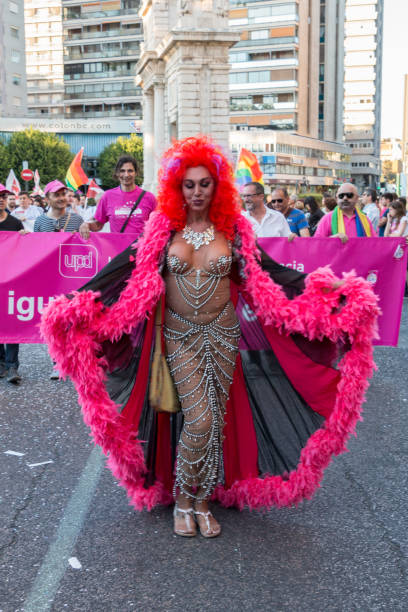 バレンシア, スペイン-6 月 16, 2018: ゲイプライドパレードで衣装を着た女性 - group sex ストックフォトと画像