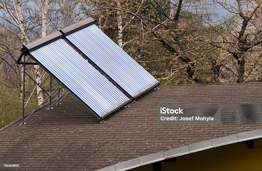 屋上のソーラーパネル - イノベーションのロイヤリティフリーストックフォト