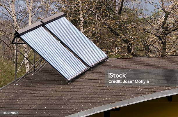 屋上のソーラーパネル - イノベーションのストックフォトや画像を多数ご用意 - イノベーション, カラー画像, グリーンテクノロジー
