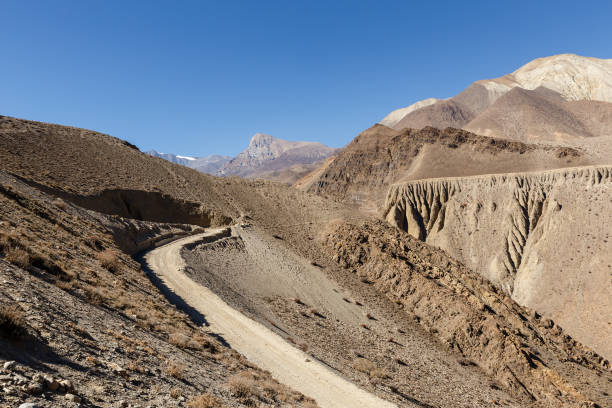 bergstraße, nepal - muktinath stock-fotos und bilder