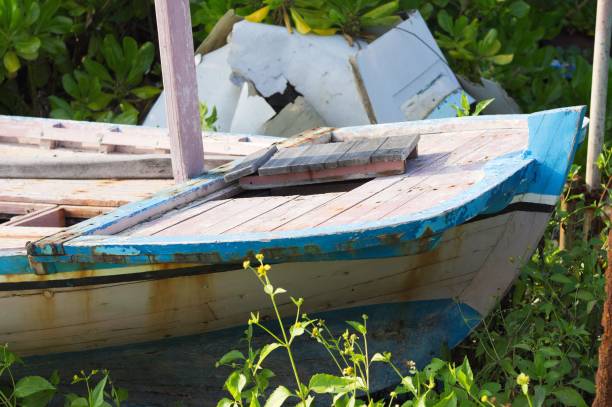 poppa di una barca maldiviana (atollo ari, maldive) - scow foto e immagini stock