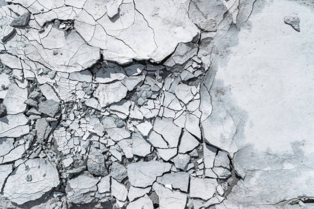 patrón gris o fondo texturizado con hormigón agrietado. - fractura fotografías e imágenes de stock