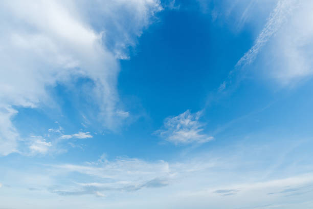 澄んだ青空の背景、背景と雲。 - cleared ストックフォトと画像