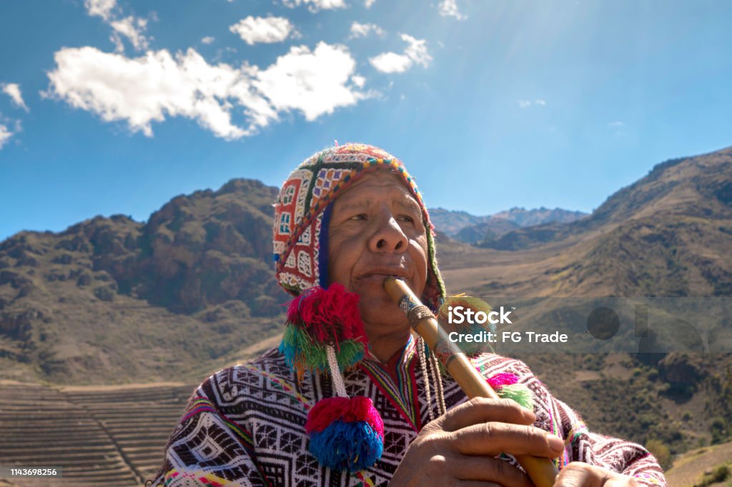 Injusticia pala Hacer Hombre Mayor Vestir Ropa Tradicional Peruana Y Tocar La Flauta Foto de  stock y más banco de imágenes de Perú - iStock