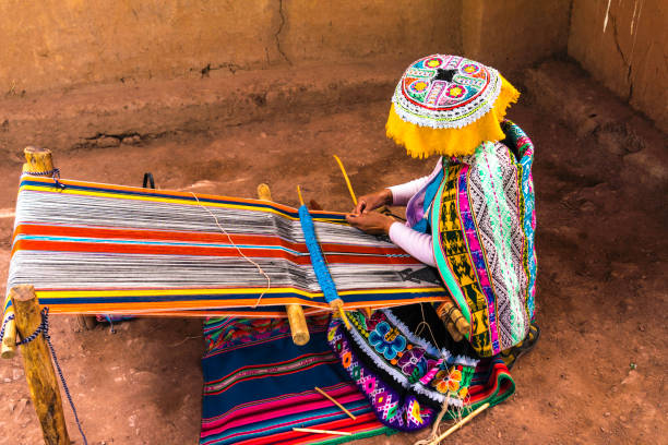 инков женщина ткачество альпака шерсти - urubamba valley стоковые фото и изображения