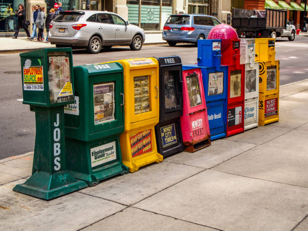 거리에 신문 자판기 - newspaper dispenser 뉴스 사진 이미지
