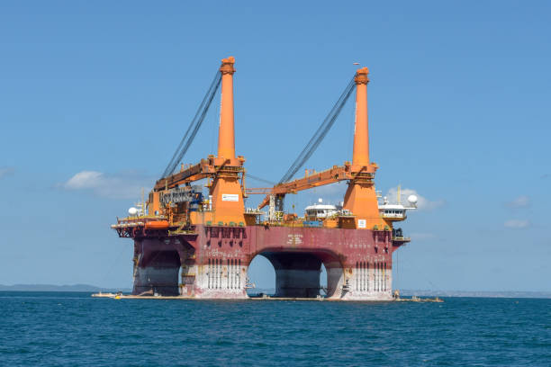 морская буровая платформа нефти возле сальвадора де баия на бразилии - oil rig brazil oil industry petroleum стоковые фото и изображения