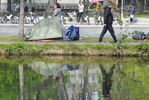 zelt der obdachlosen - grand canal stock-fotos und bilder