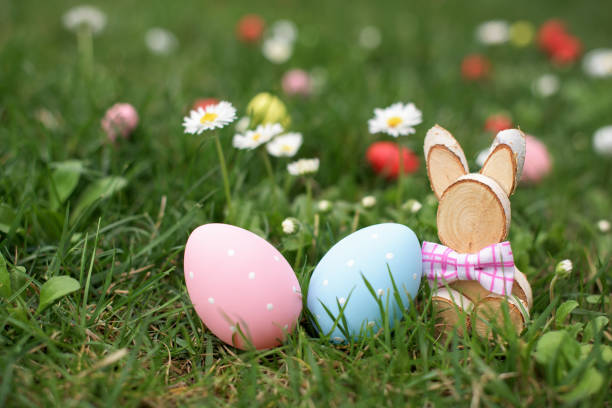 부활절 달걀과 잔디에 나무 토끼 - polk a dot 뉴스 사진 이미지