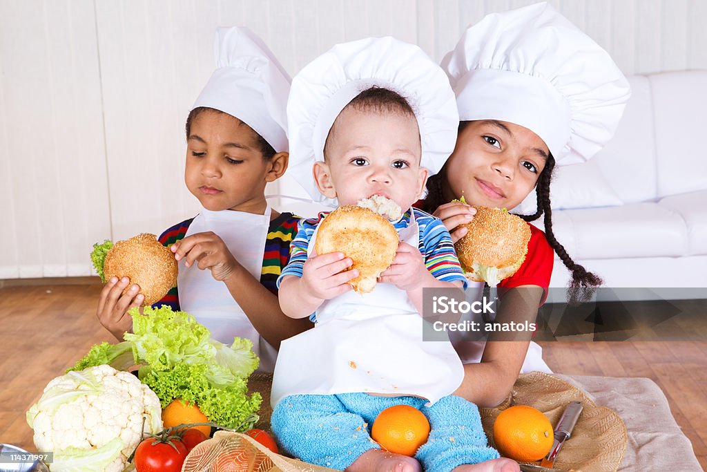 Bambini mangiare Panini - Foto stock royalty-free di Bambino