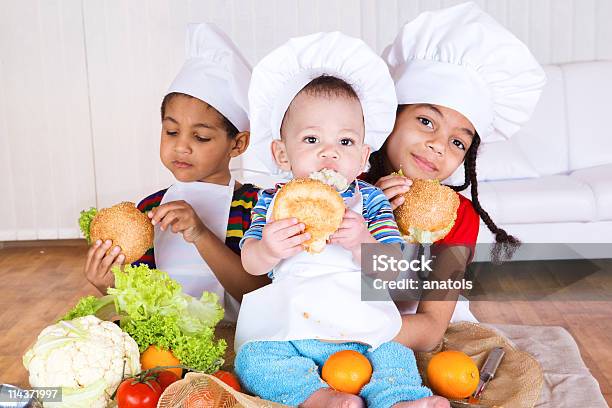 Bambini Mangiare Panini - Fotografie stock e altre immagini di Bambino - Bambino, Pane, Afro-americano