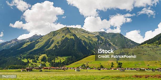 Foto de Village Nos Alpes Áustria e mais fotos de stock de Aldeia - Aldeia, Alpes Lechtal, Alpes europeus