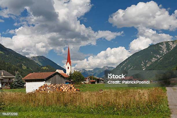 Villaggio Delle Alpi Austria - Fotografie stock e altre immagini di Holzgau - Holzgau, Albero, Alpi