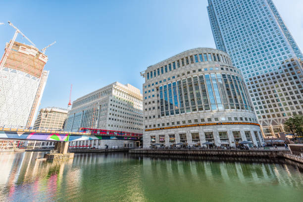 cityscape skyline of canary wharf docklands construction modern skyscrapers architecture during sunny summer - canary wharf railway station imagens e fotografias de stock