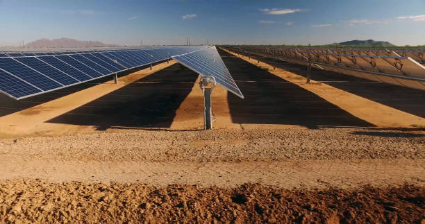 feche acima dos painéis da energia solar no deserto - east australia - fotografias e filmes do acervo