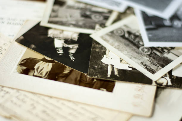 fotografie e documenti di storia familiare della genealogia antica 3 - family tree family photograph photography foto e immagini stock