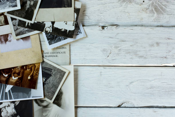 fotografie e documenti di storia familiare della genealogia antica su legno bianco - family album foto e immagini stock