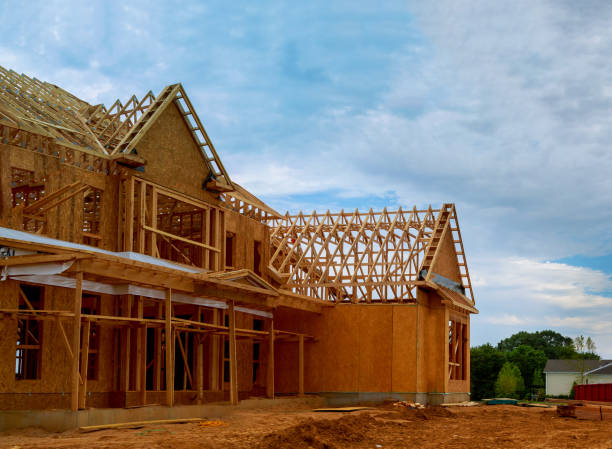 construction de cadre en bois non fini ou poutre de cadrage de nouvelle maison - new home construction photos et images de collection